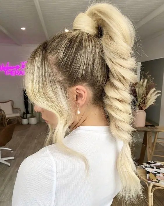 Knotted Ponytail