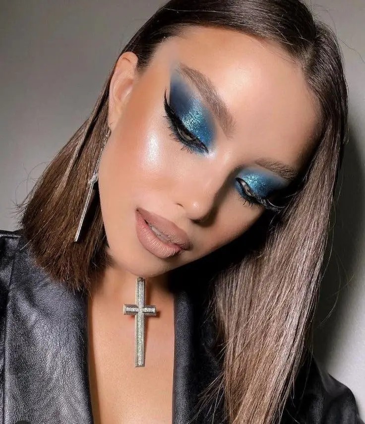 Blue Eyeshadow Delight: Cool and Chic