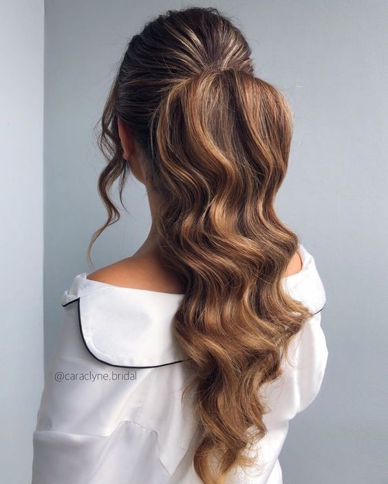 Long Wavy Ponytail: