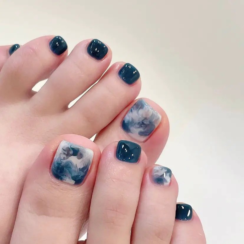 Sophisticated Short Gel Design with Marbleized Elegance