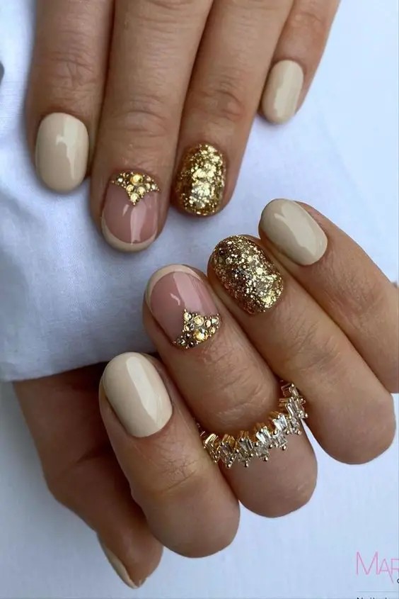 Round New Year’s Nails for Versatility