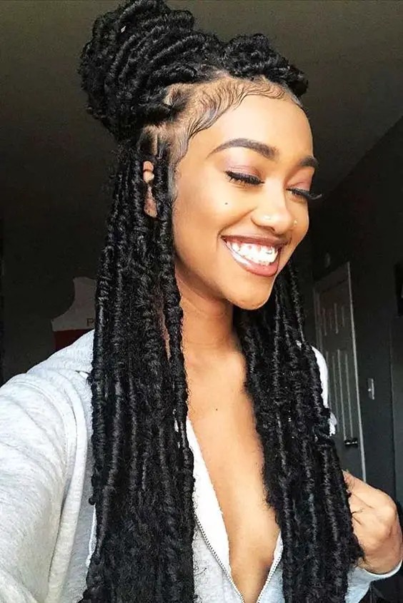 Knotless Braids Half-Up Bun: