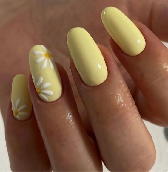 Daisy Nail Art: