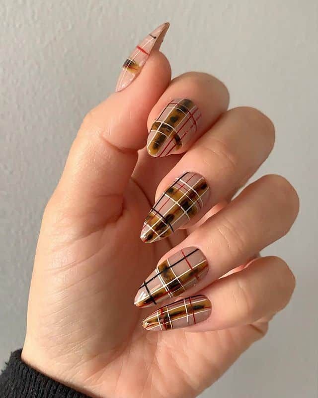 Chic Plaid Gel Nails: