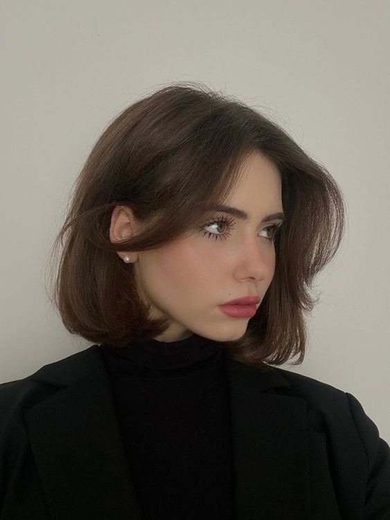 The Retro Wavy Bob: A Nod to the 90s