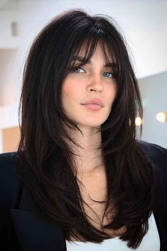 Wavy Bangs with Face-Framing Layers: