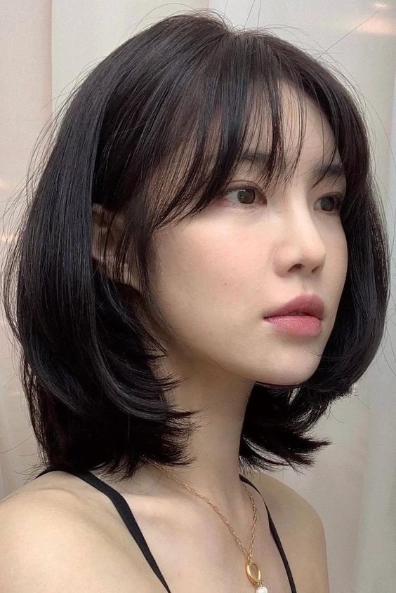 Korean Short Hair with Bangs: Minimalist Appeal