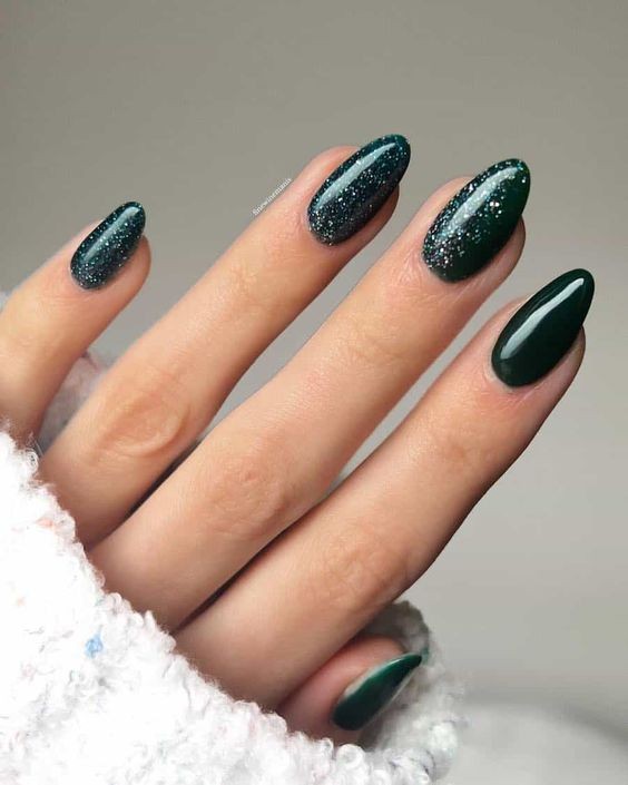 Round Christmas Nails with Dark Green Art Designs