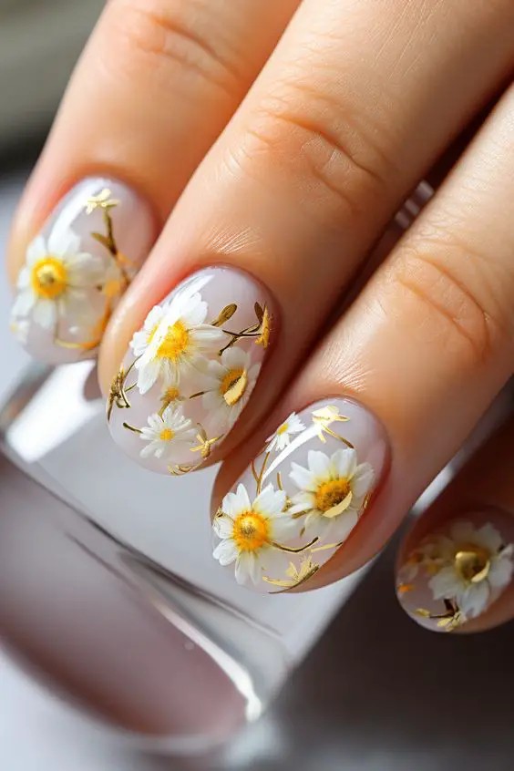 Dainty Daisies Nail Art: