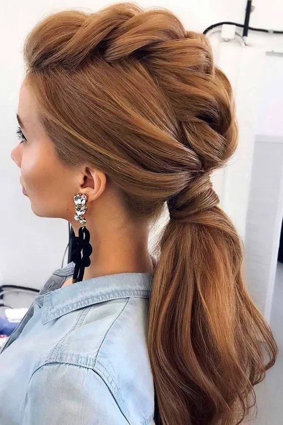 Low Ponytail with Textured Braid: