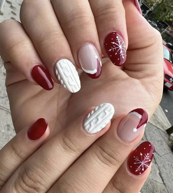 Round Christmas Nails in Acrylic Simple Designs