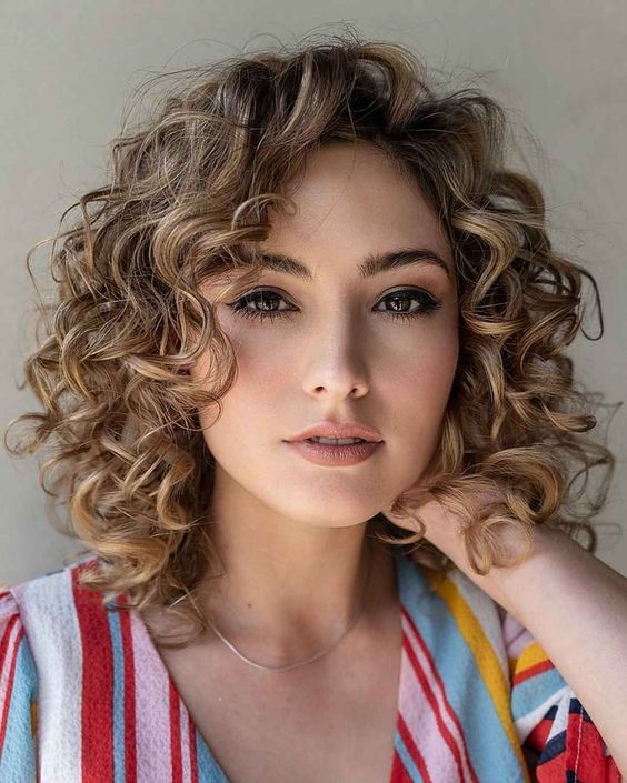 Idea 15: Retro-Inspired Lob with Curls