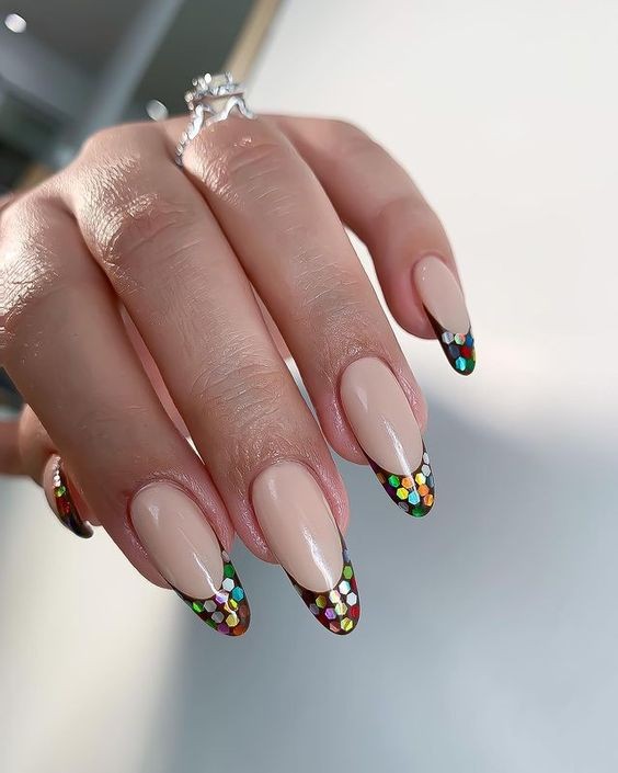 Oval New Year’s Nails for a Timeless Appeal