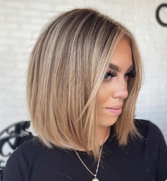 Straight Lob with Highlights: Chic and Stylish