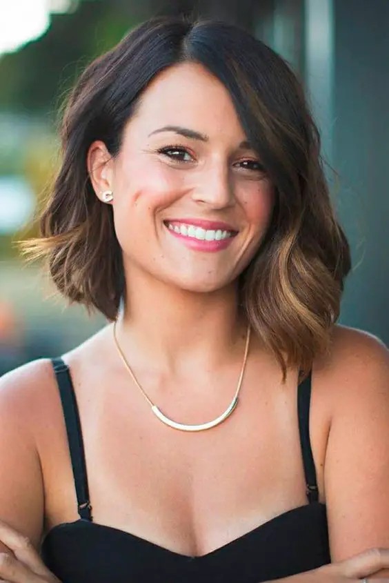 Wavy Bob with Side Part: