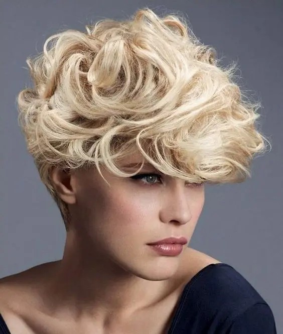 The Blonde Bombshell: Voluminous Curls with a Modern Twist