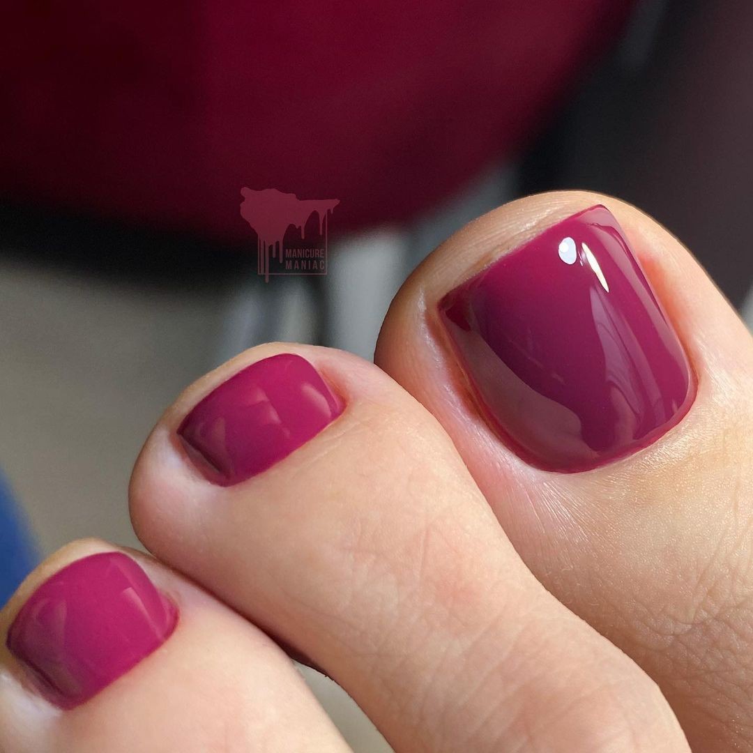 The Deep Blush of Sunset: Rich Magenta Toenails