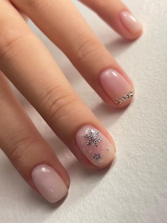 Snowflake Accent Short Acrylic Nails: