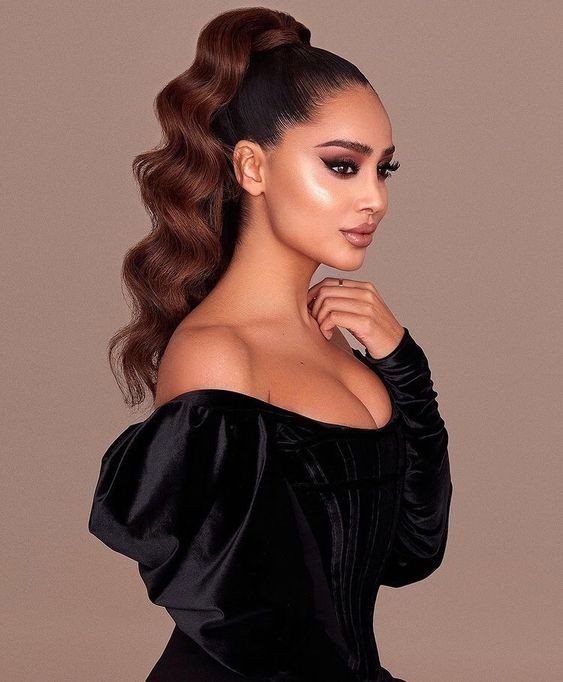 The Voluminous Wavy Ponytail