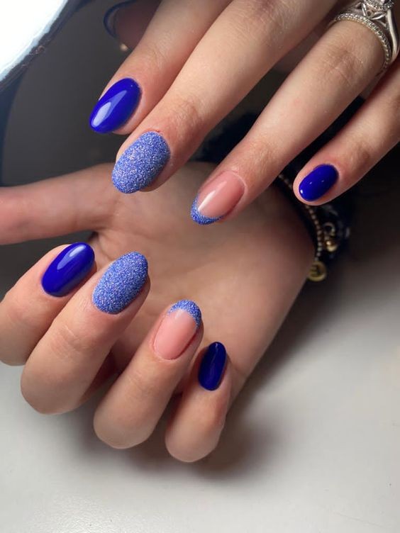 2023 Trend: Round Christmas Nails in Acrylic Blue