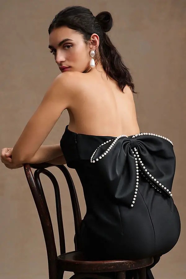 Back Bow Elegance – The Allure of Subtlety