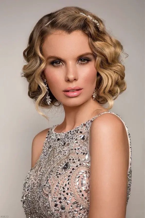 The Elegance of Wavy Hair with a Side of Sparkle