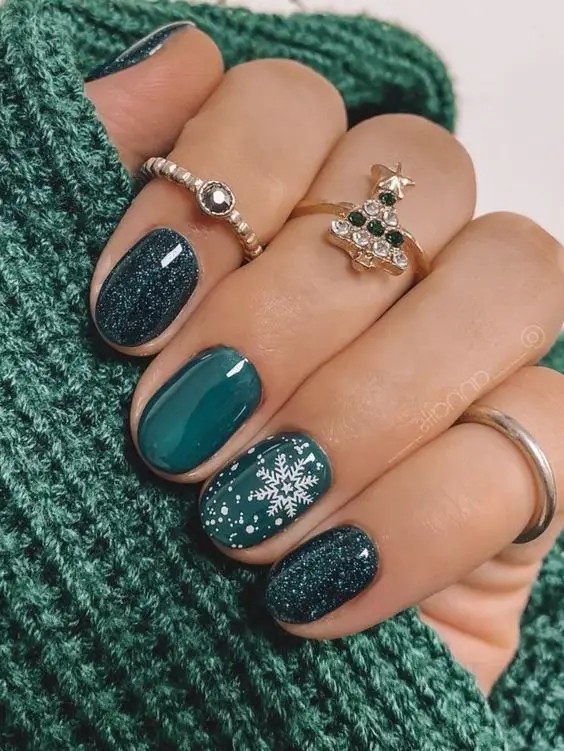 Snowflake Accent Dip Nails: