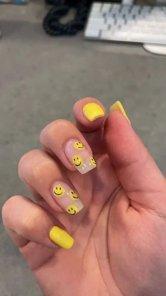 Smiley Face Nail Art: