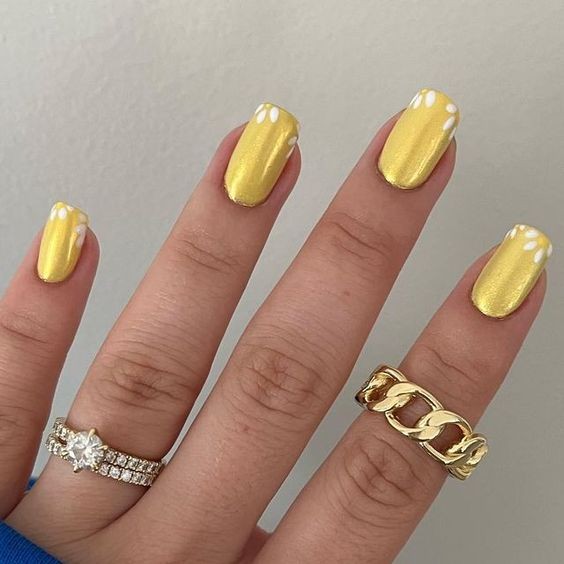 Yellow Chrome Nails Art: