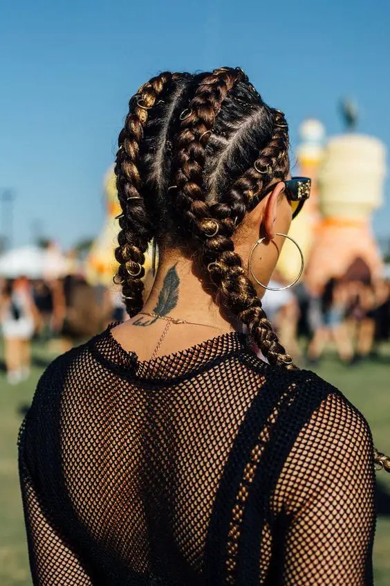 Outfit Complements: Two Braids with the Right Attire