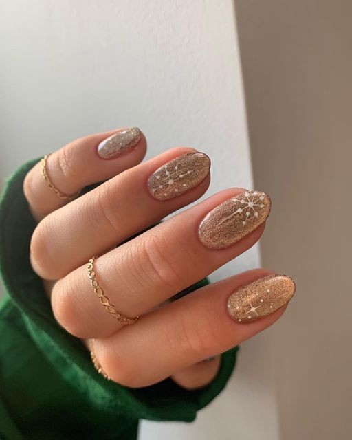 Almond-Shaped Nails: Classic Appeal