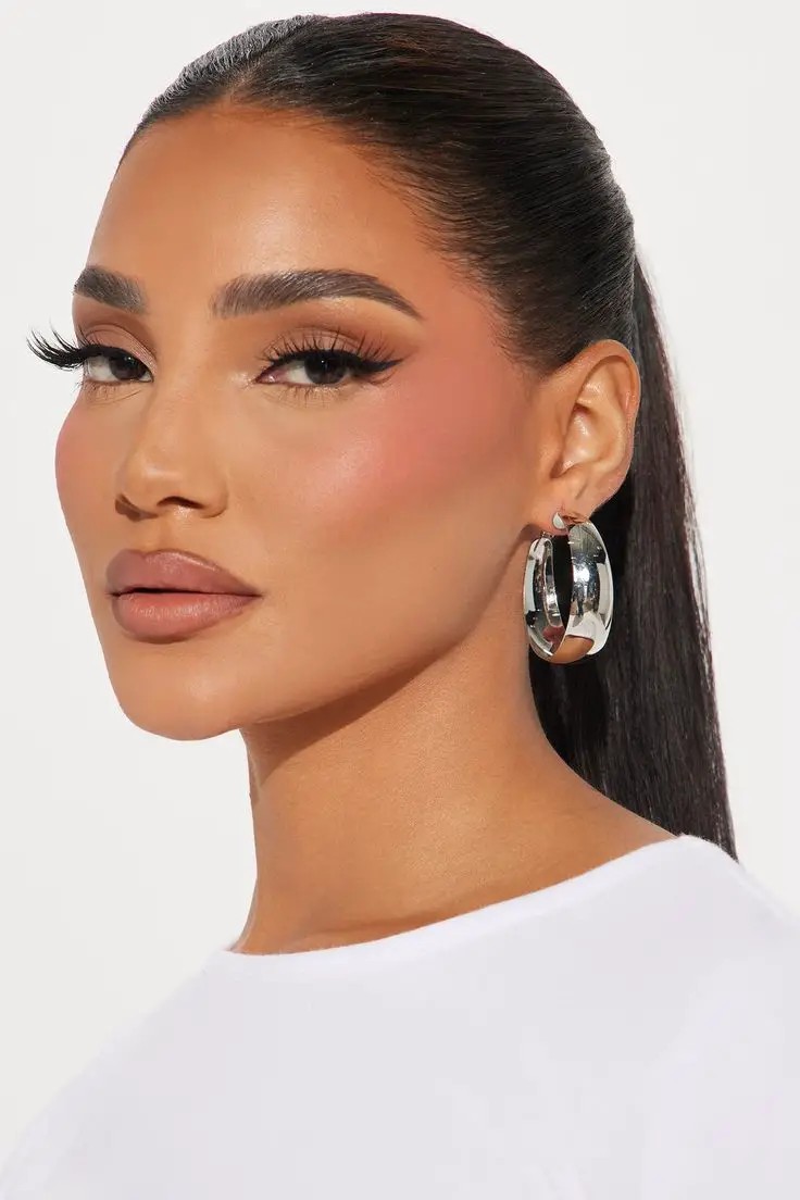 Sleek and Glowy Evening Look