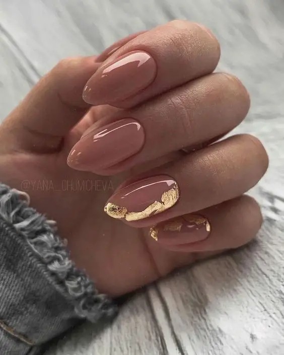 A Touch of Gold: Luxurious Elegance on Nude Nails