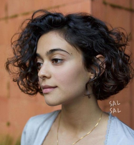 Vintage-Inspired Curls: