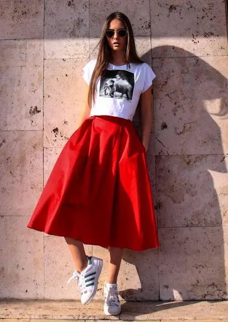 Bold Skirts and Classic Sneakers – A Retro Revival