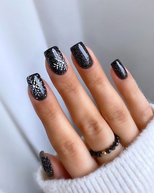 Trendy Black Nails: Chic and Bold