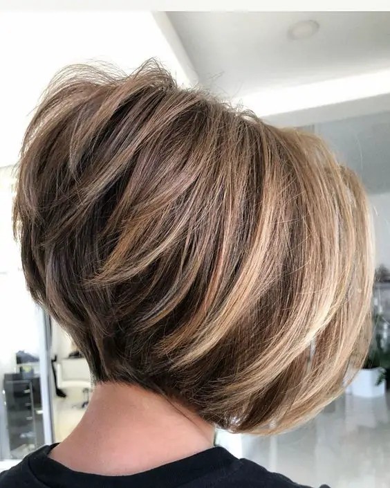 Layered Bob with Highlights: